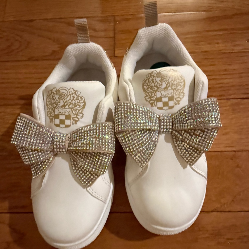 Vince Camuto Kids White and Silver Bow Sneakers